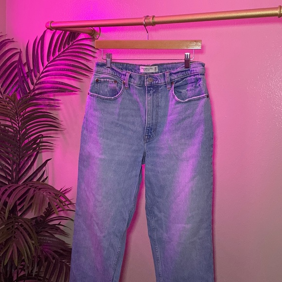 Abercrombie & Fitch Denim - ABERCROMBIE & FITCH - LIGHT WASH STRAIGHT LEG HIGH RISE JEANS